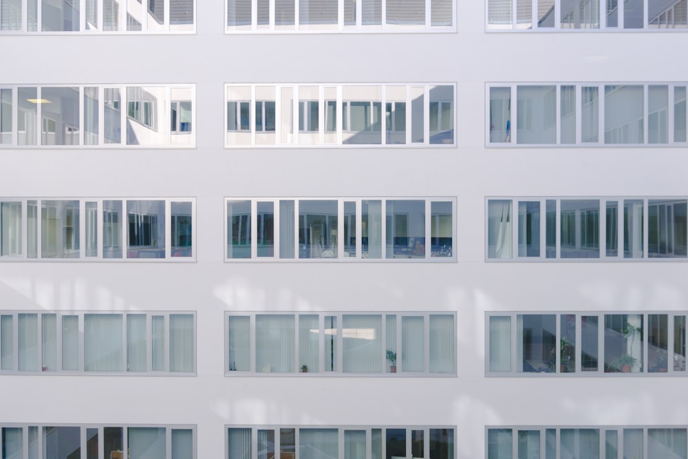 Edificio blanco durante el día