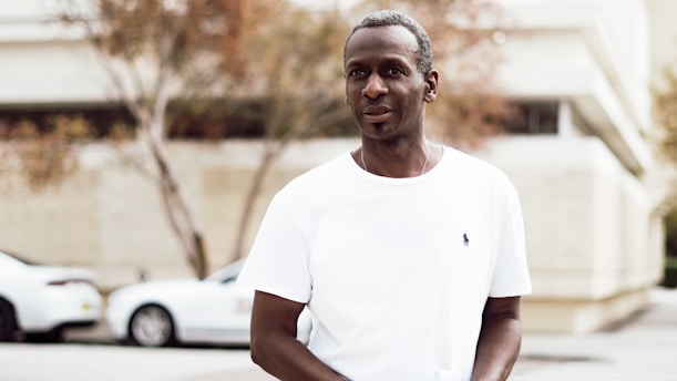 men's white crew-neck shirt