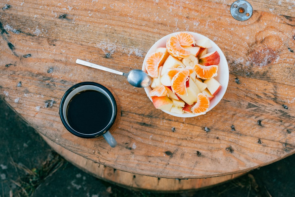 Naranja y manzana en un bol