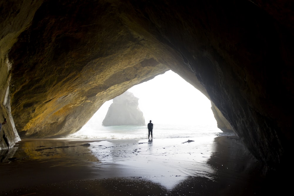 Photographie d’une personne debout dans l’anse