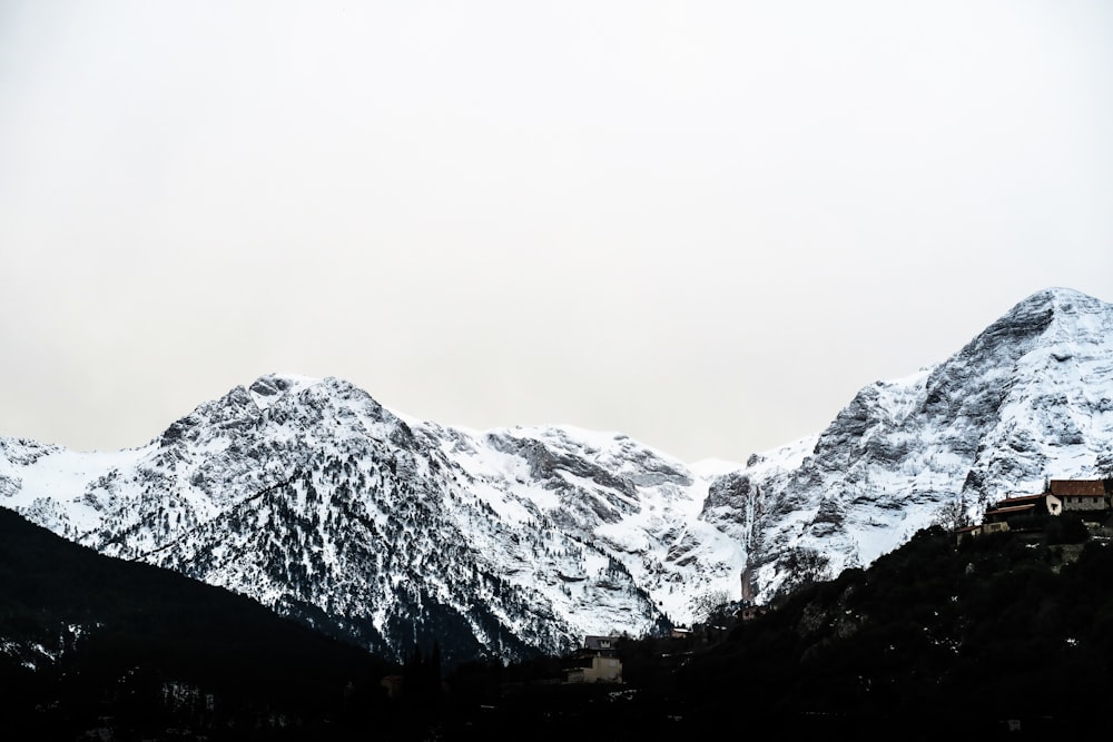 Fotografía de paisaje de montaña nevada