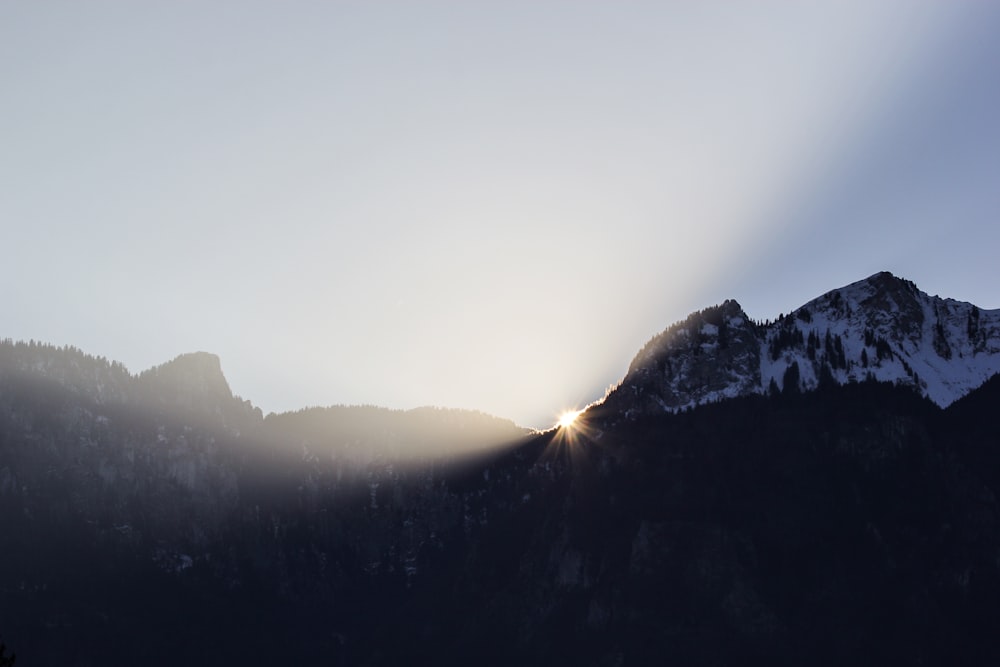 Montaña glaciar durante el amanecer