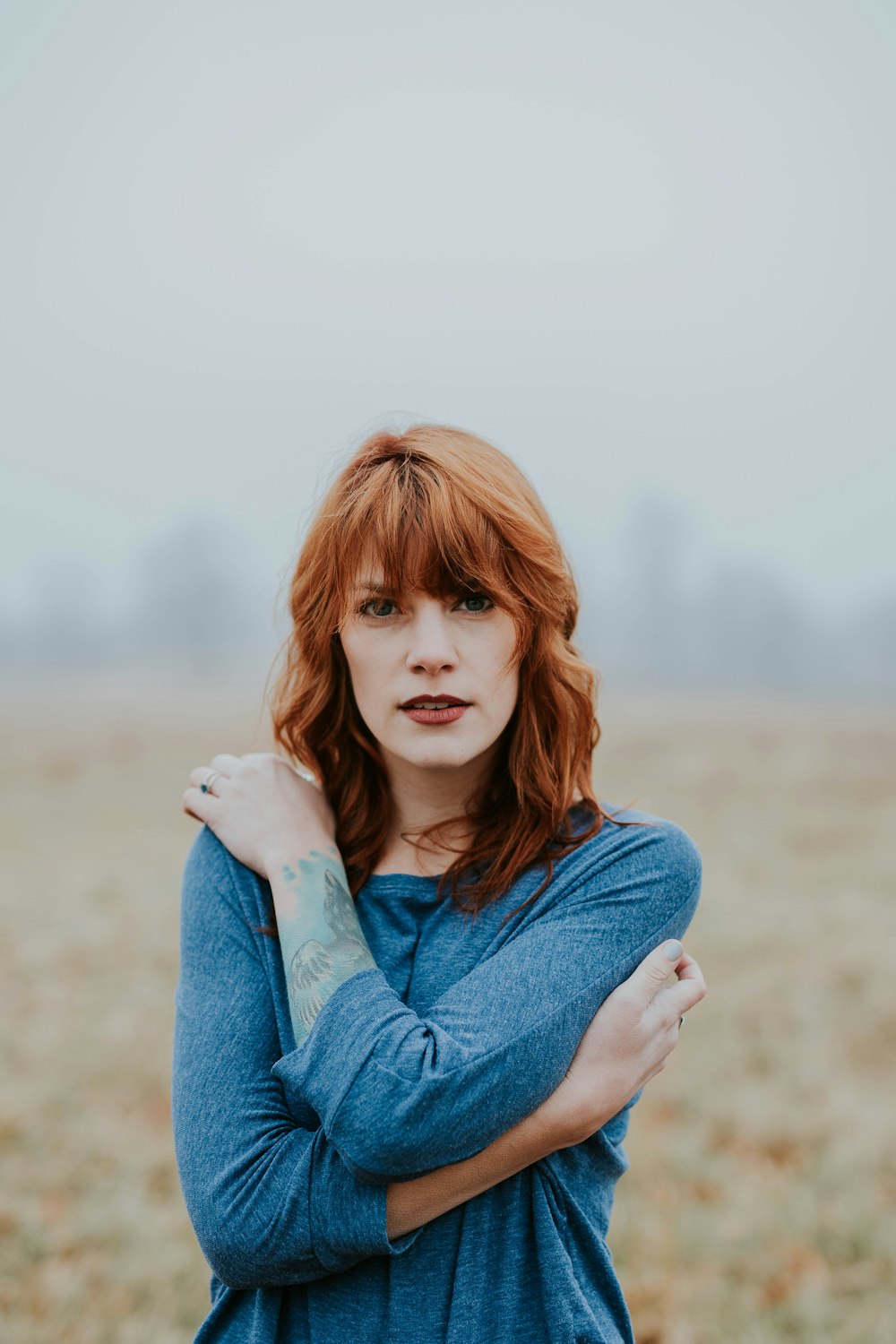 donna in camicia raglan blu fotografia a fuoco superficiale