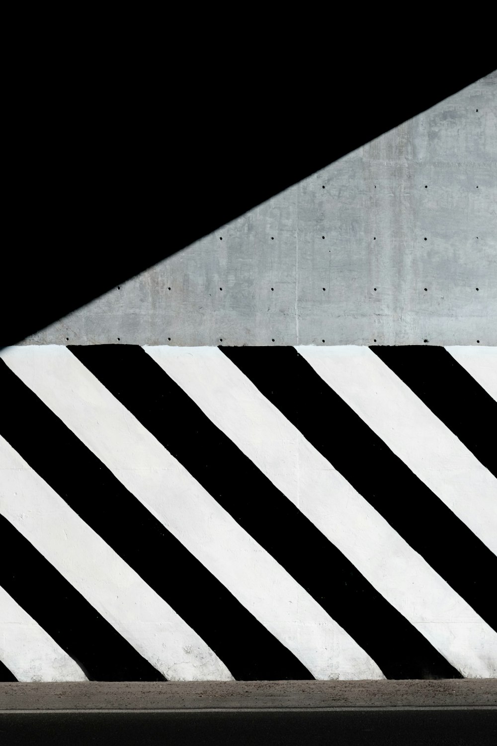 Weiße und schwarze diagonal gestreifte Farbe an der Wand