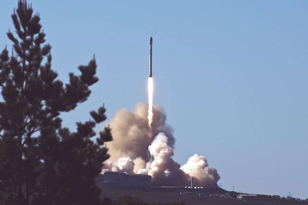 Foto einer Space-Shuttle-Rakete, die eine Rakete startet