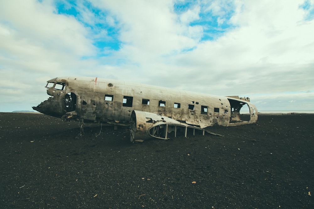 Photo d’un avion abandonné sous un ciel bleu nuageux