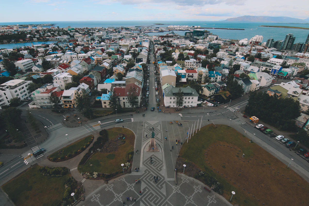Vista aérea de Reikiavik con la iglesia Hallgrímskirkja al centro, Islandia