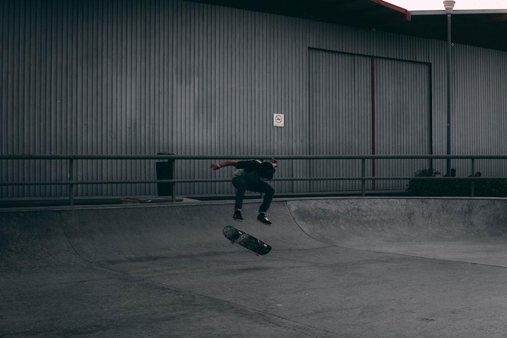 Mann spielt tagsüber Skateboard