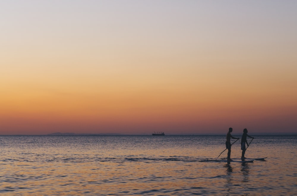 Zwei-Personen-Kajak auf dem Meer während der goldenen Stunde