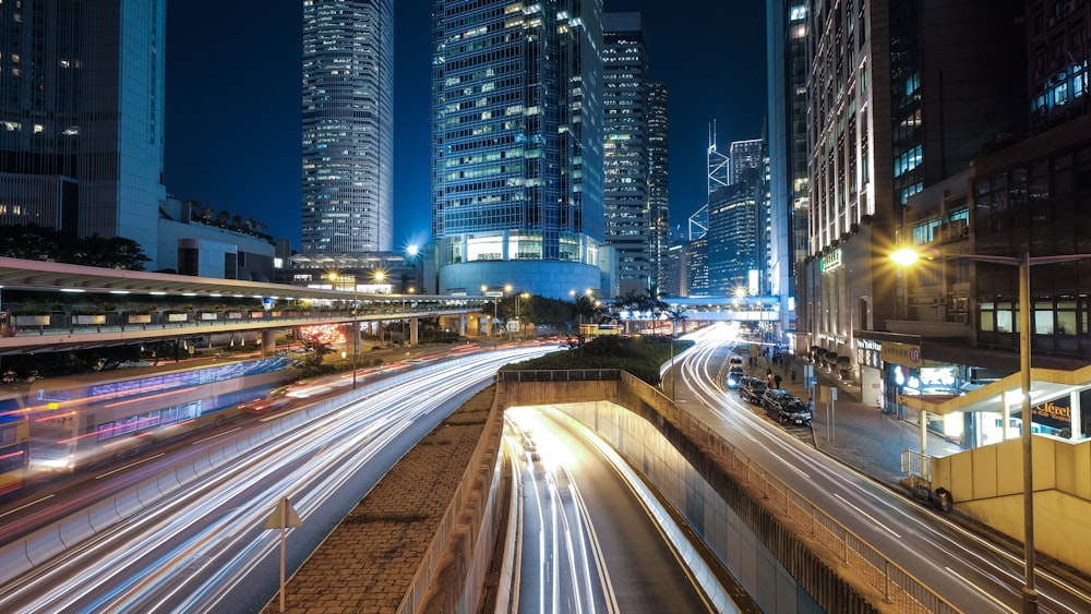 Zeitrafferfotografie von Autos auf der Straße während der Nacht