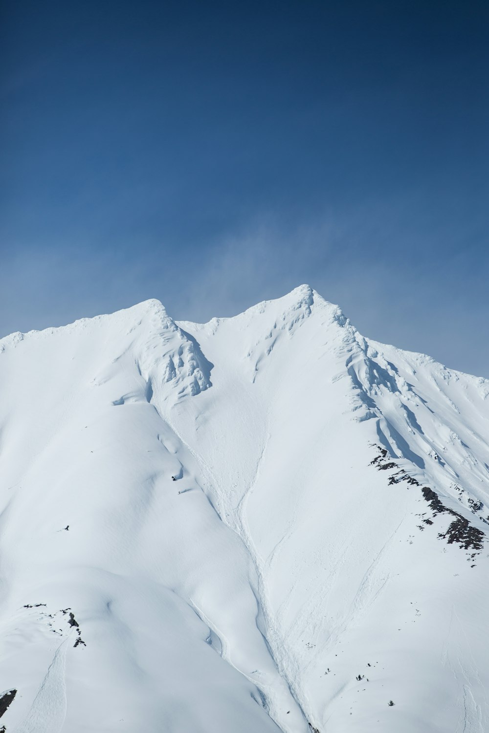 montanha coberta com foto de neve