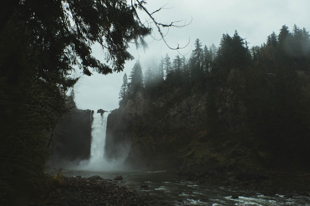 昼間の霧の風景と滝