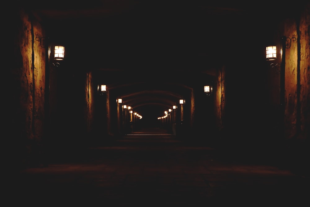 照明付きウォールランプ付きのコンクリートの廊下