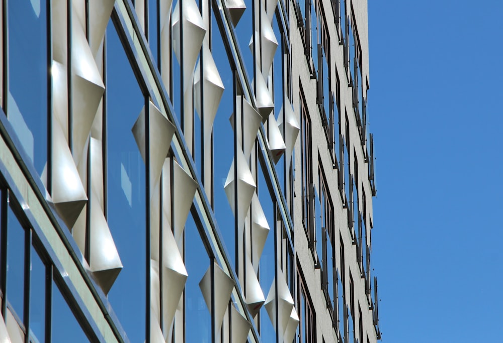 Fotografía de ángulo bajo del edificio del muro cortina bajo el cielo azul durante el día