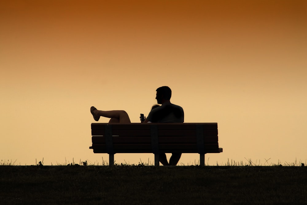 silhouette de couple sur le banc peinture