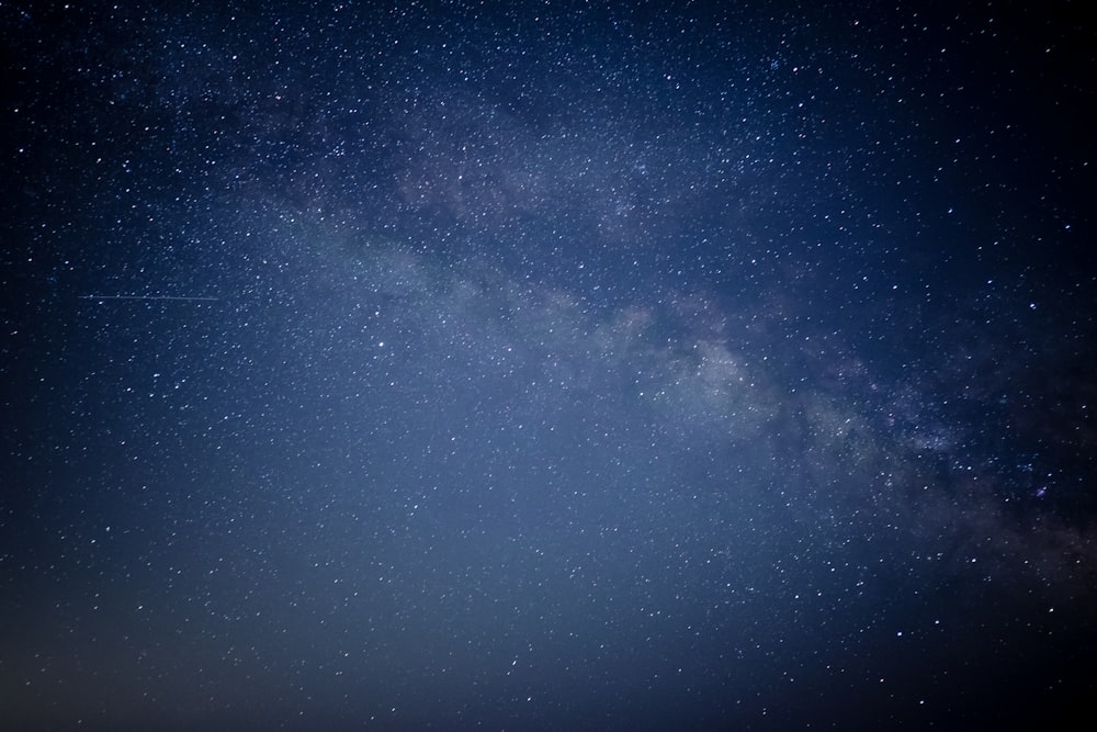 Cielo azul con estrellas