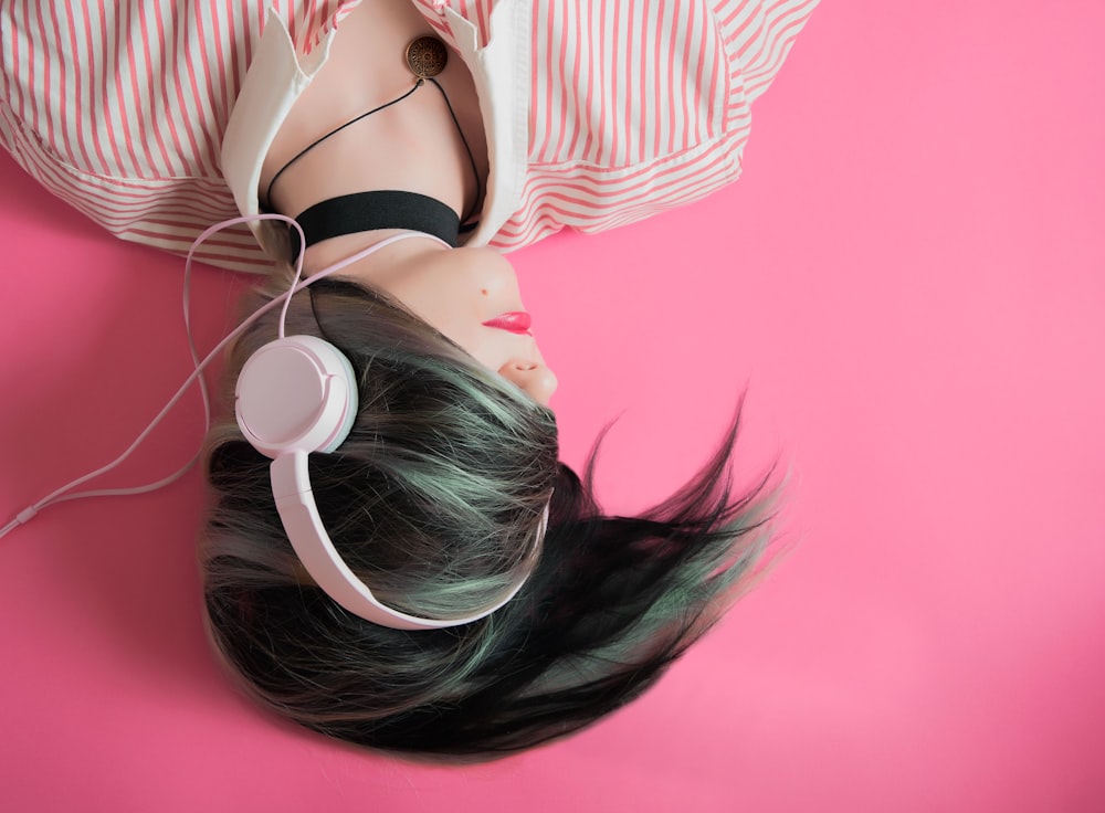 mujer cubriendo su cabello y usando auriculares