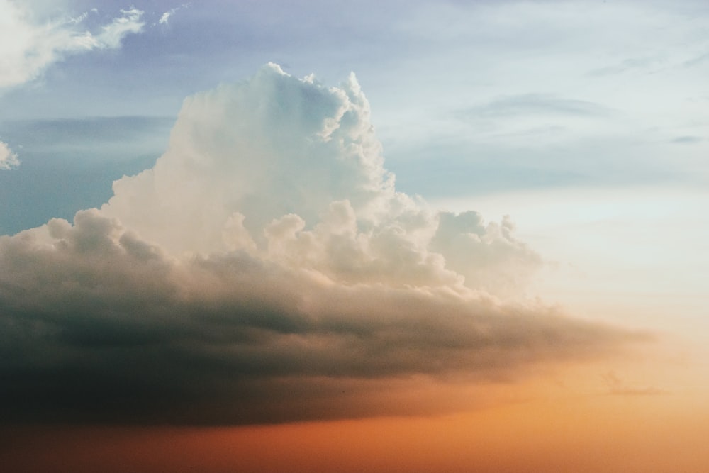 ゴールデンアワーの背景にニンバス雲