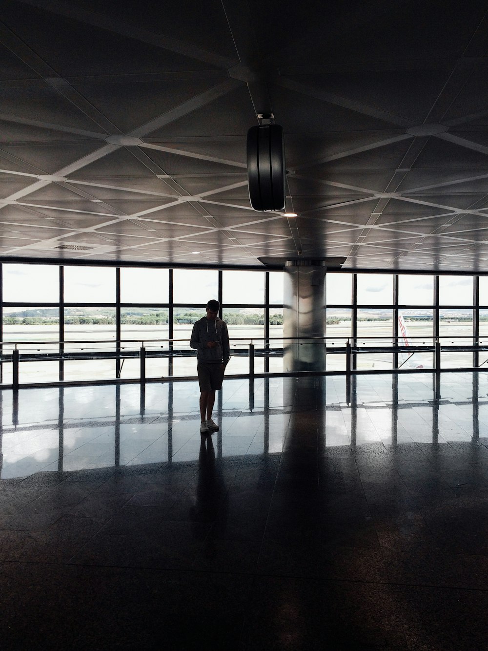 Foto da silhueta da pessoa dentro do edifício