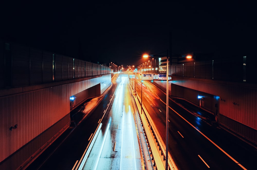 Leere Straße mit Lichtstreifen bei nächtlichen Zeitrafferaufnahmen