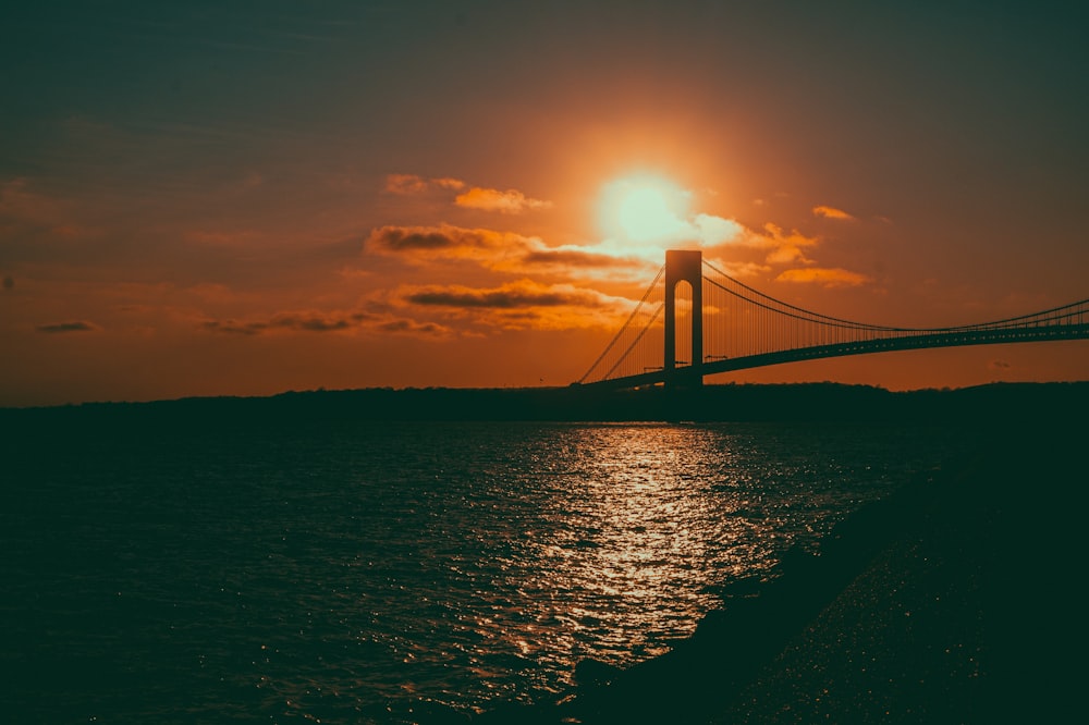 Ponte preta durante o pôr do sol