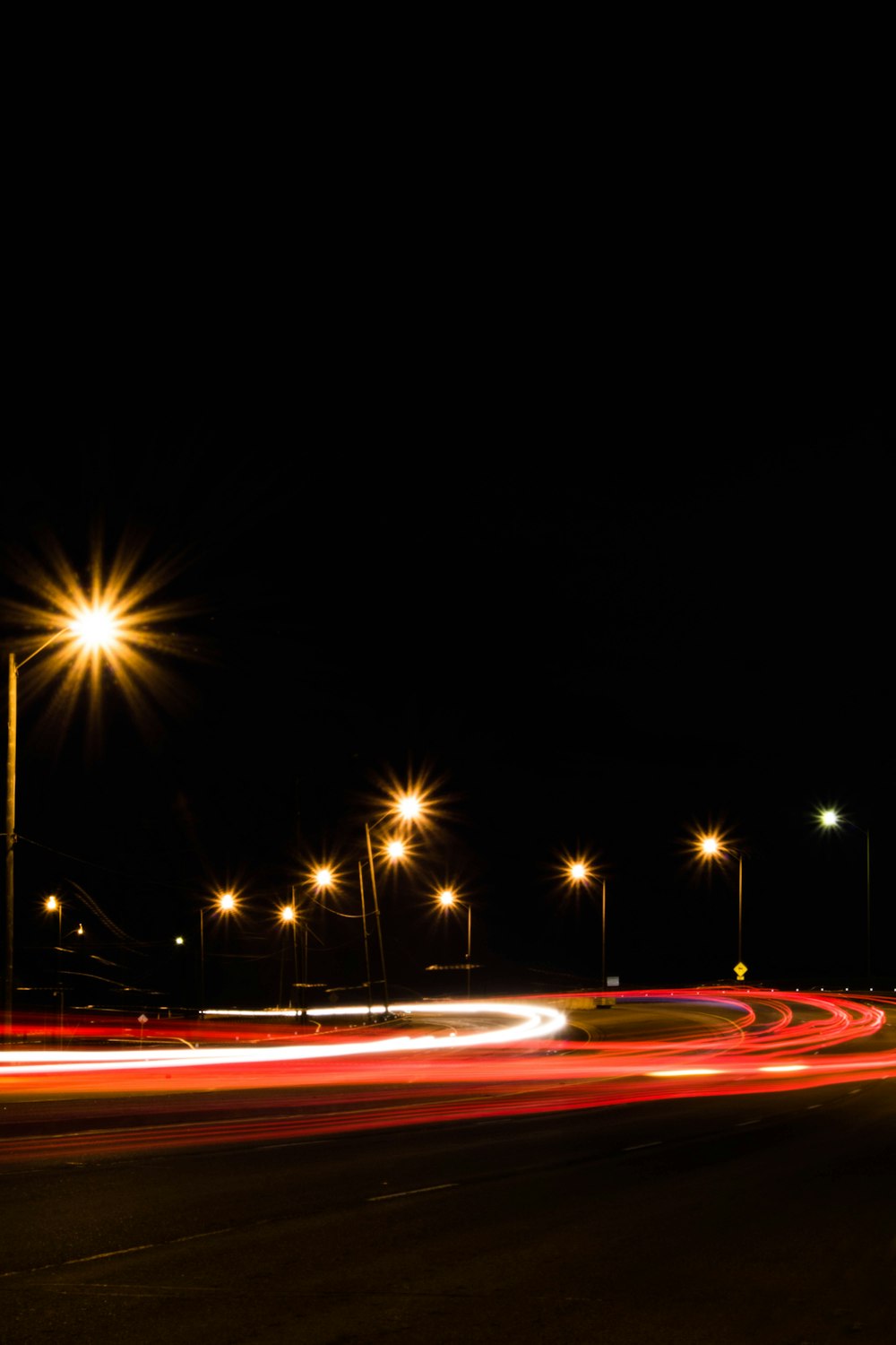 Fotografía de larga exposición de la carretera durante la noche