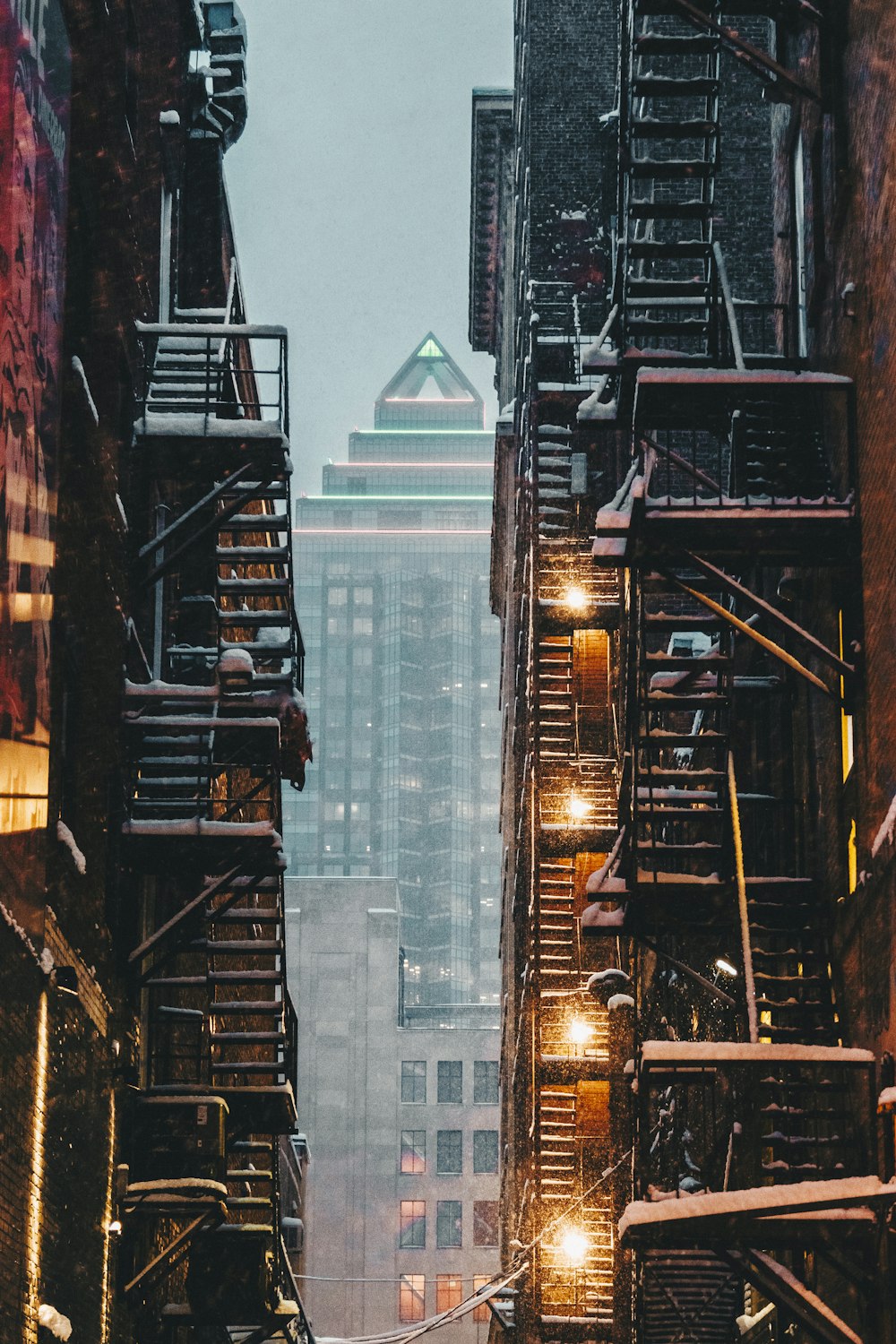 fotografia ravvicinata di edifici grigi e marroni durante il giorno