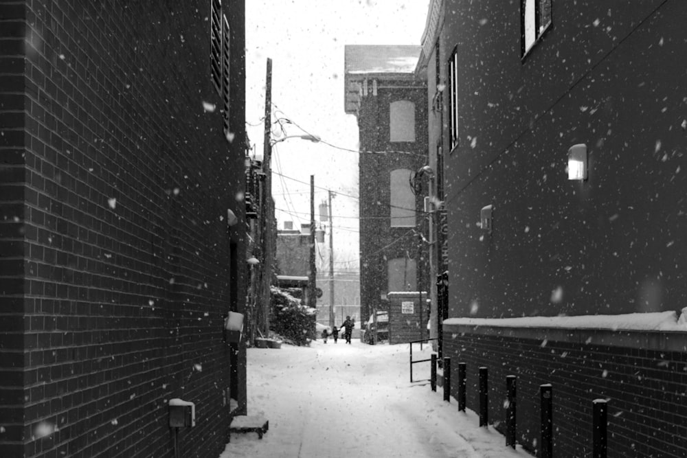 vicolo circondato dalla neve