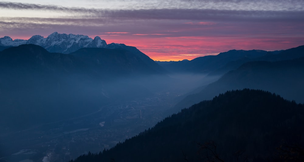 Montagna con alberi all'ora d'oro