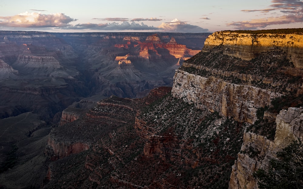 Grand Canyon brun sous un ciel nuageux