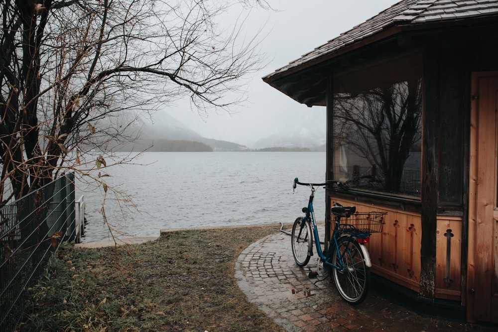 bicicletta nera vicino allo specchio d'acqua calmo