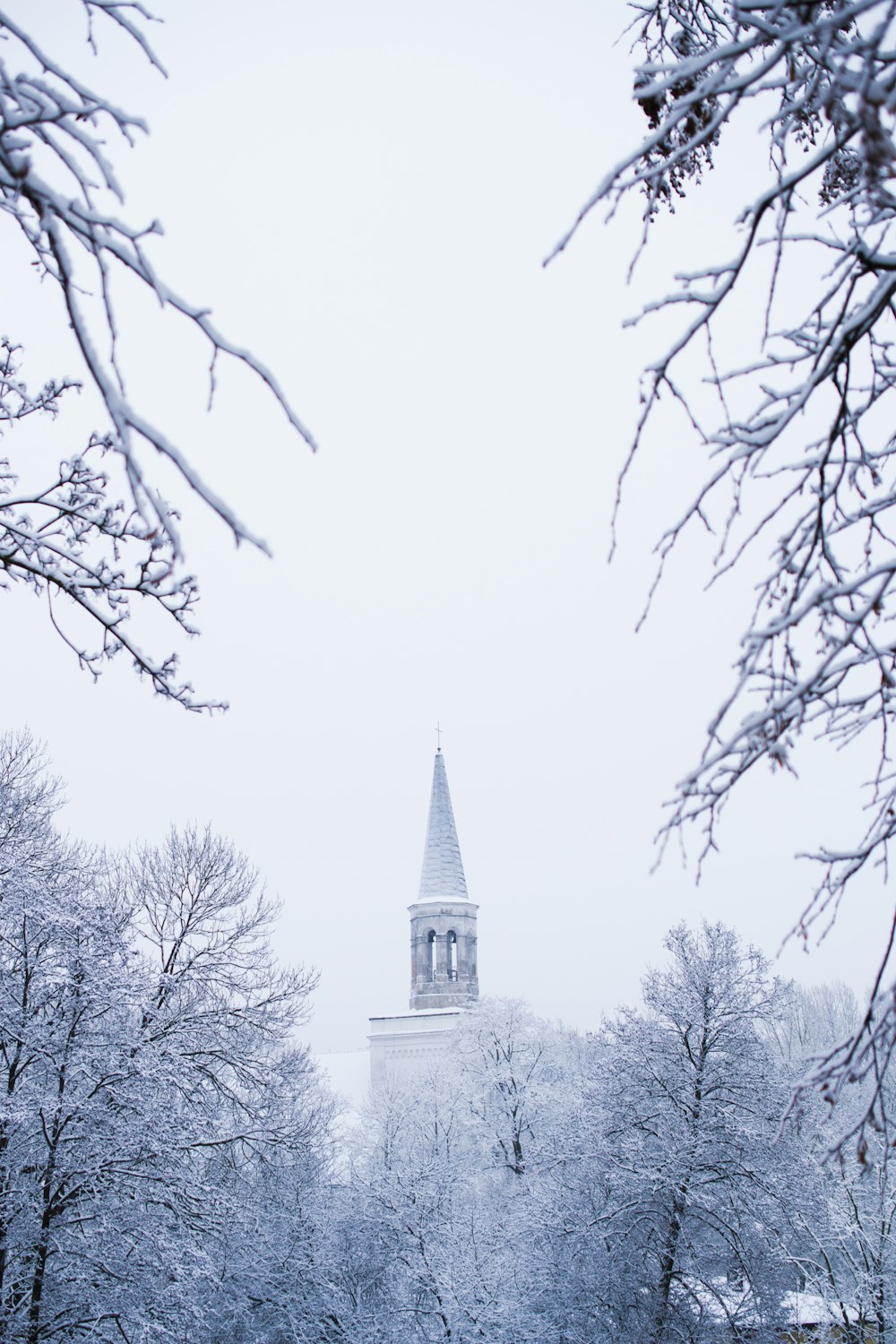 igreja durante o dia de inverno