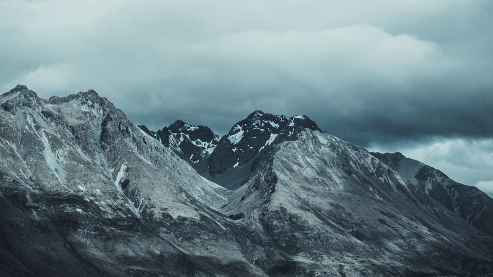 Montañas cubiertas de hielo