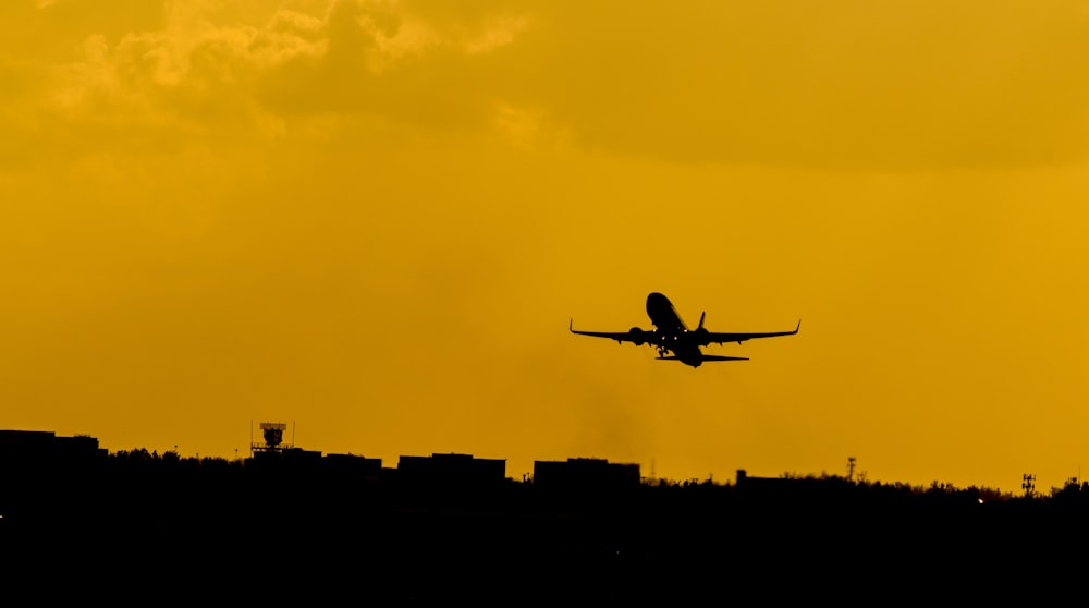 foto della silhouette dell'aeroplano volante