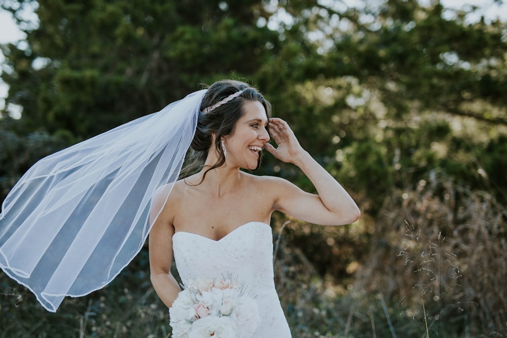 Weißes Hochzeitskleid für Damen in der Nähe von Gras