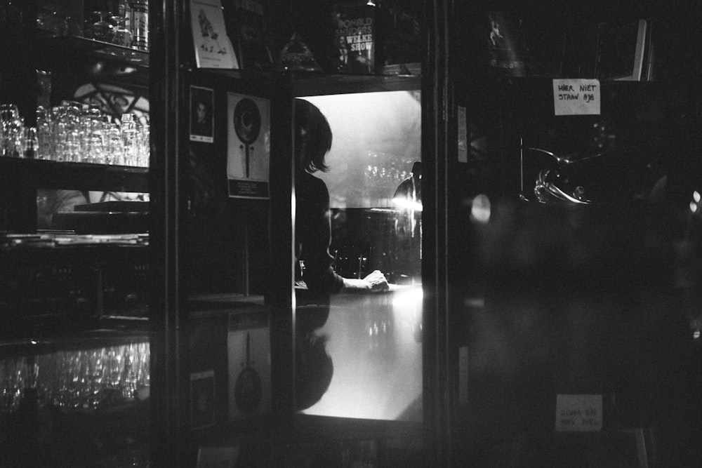 photographie en noir et blanc de miroir