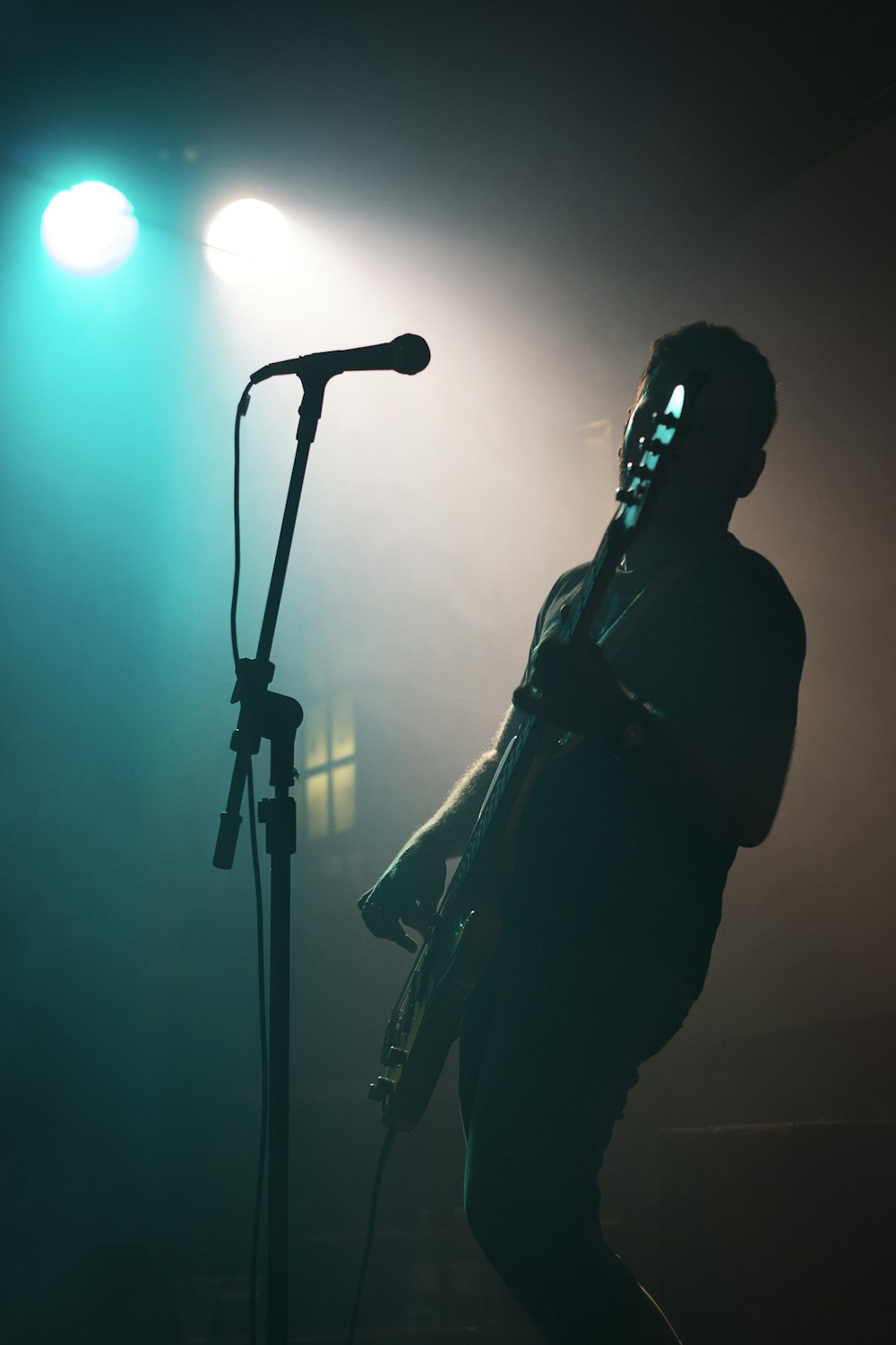 uomo che tiene la chitarra elettrica