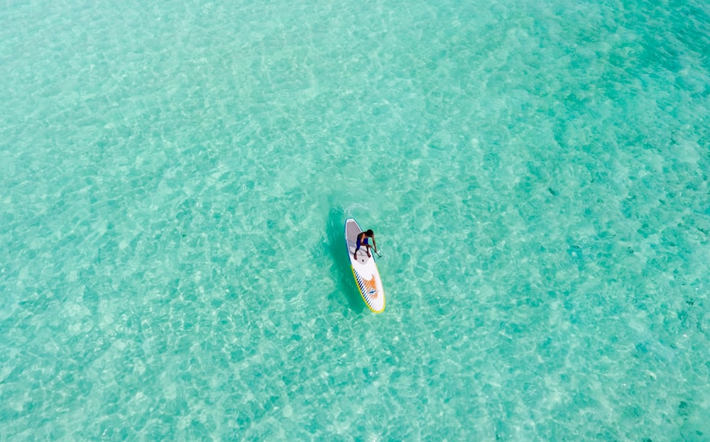 Persona que viaja en bote en un gran cuerpo de agua durante el día