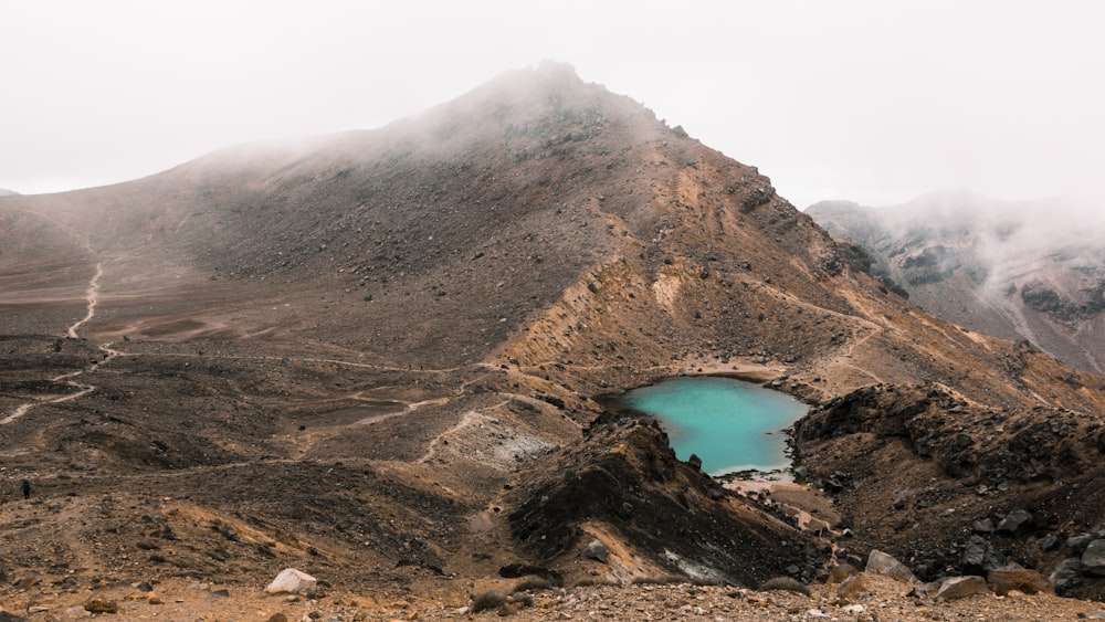 Fotografía de paisajes de montaña marrón