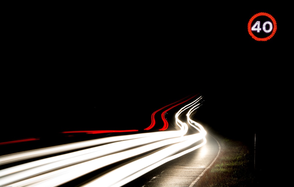 Fotografía de larga exposición de rayas de luz en la carretera durante la noche