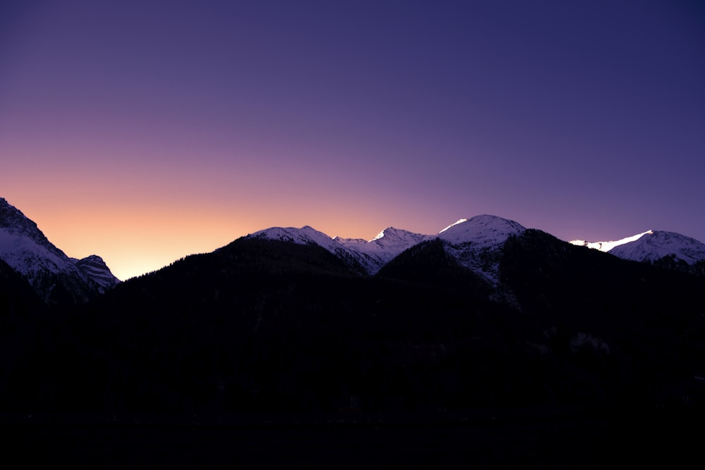 photo de silhouette de photographie de montagne