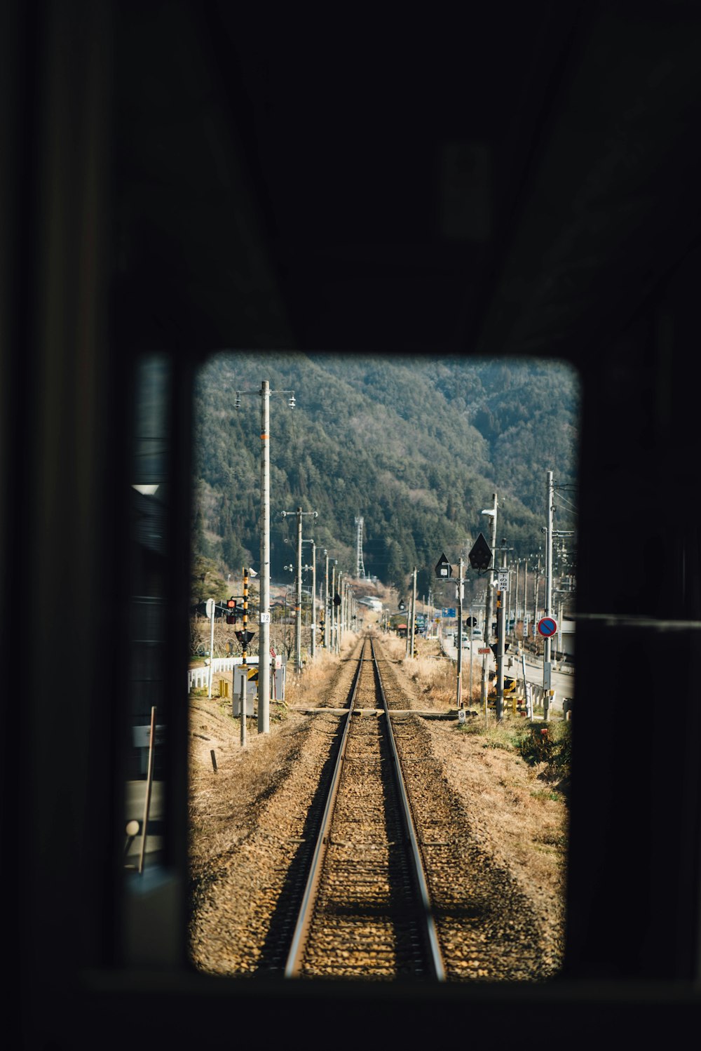 Flachfokusfotografie von Zugschienen in der Nähe von Strommasten bei Tag