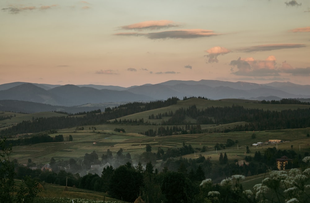 Vue aérienne des collines au coucher du soleil