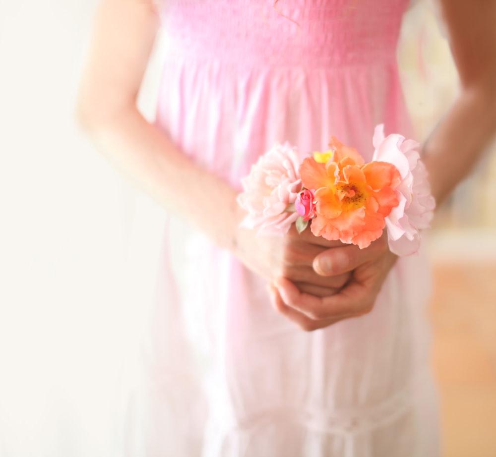 muchacha sosteniendo flores