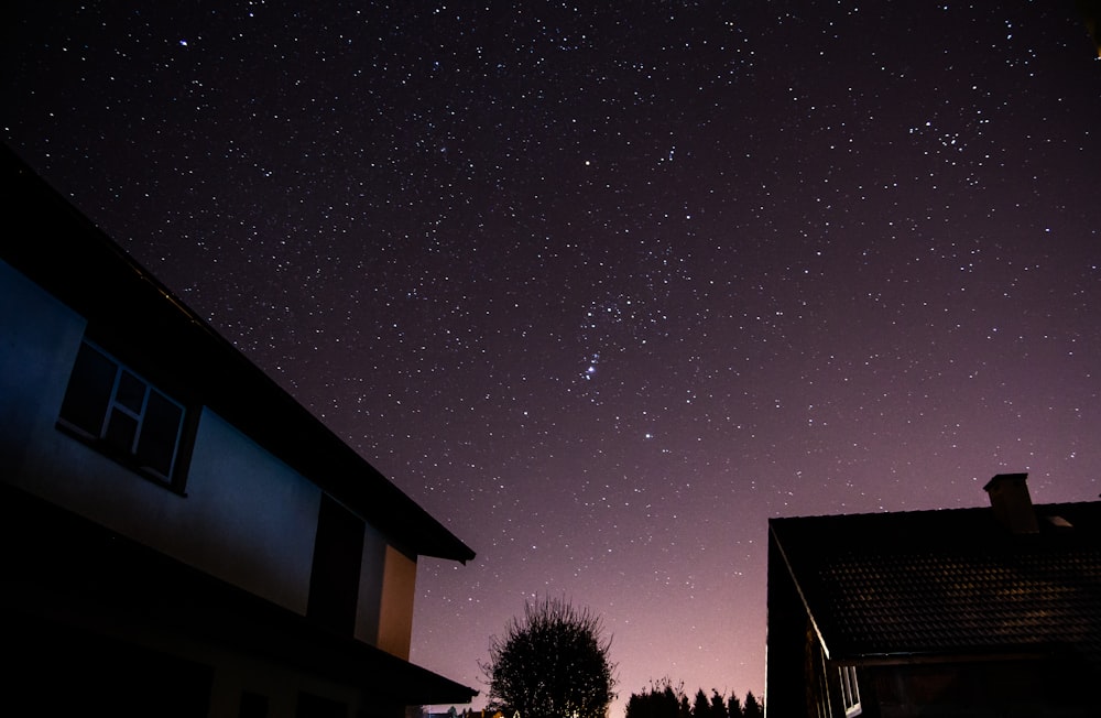 étoiles au-dessus des maisons la nuit