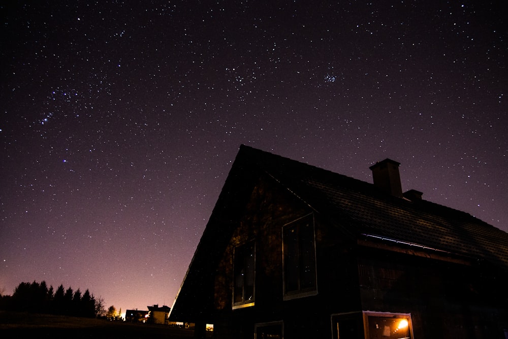 Braunes Holzhaus in der Nacht