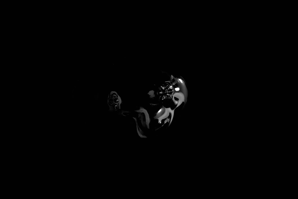 Una foto in bianco e nero di una persona al buio