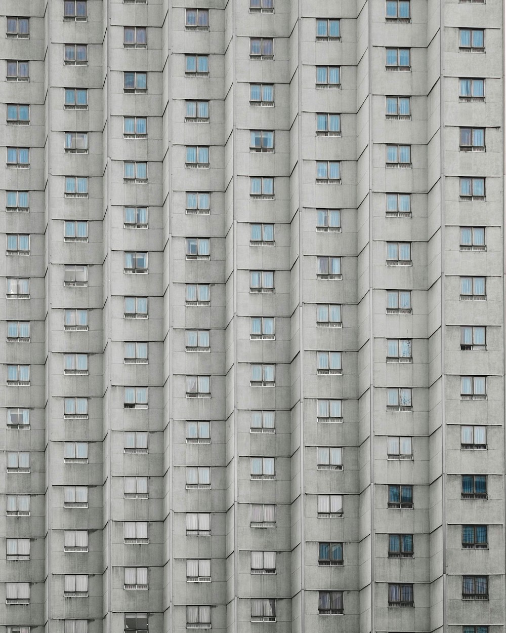 Bâtiment en béton gris