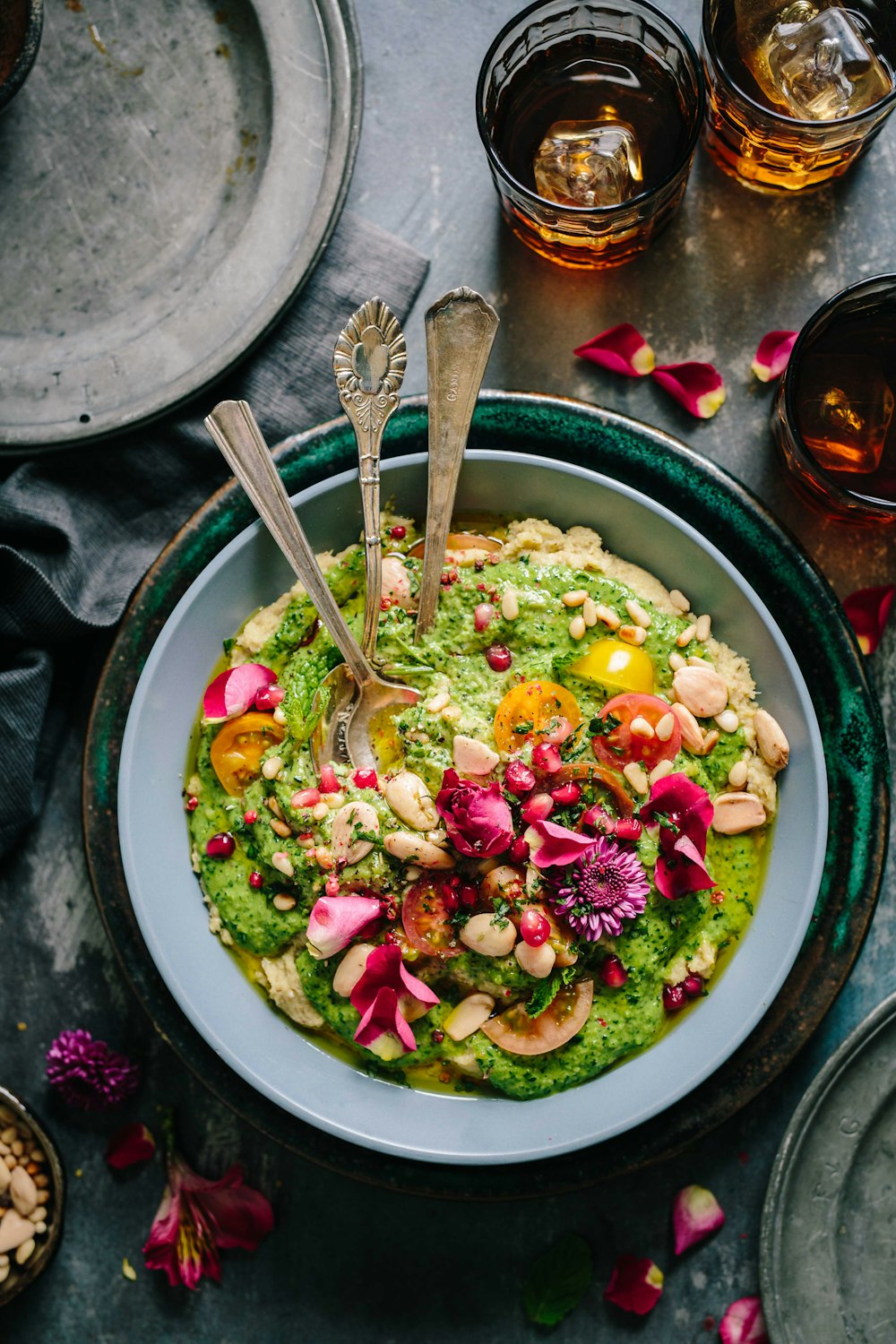 Draufsicht Salat mit Guacamole