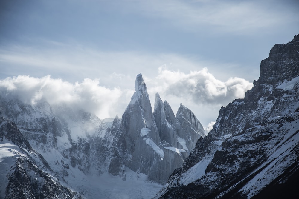 montanha coberta de neve durante o dia